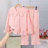 Conjunto de pijama infantil feito de algodão, fofo com estampa de desenho animado, manga longa para ficar em casa para meninas, conjunto de duas peças estiloso e confortável para primavera e outono