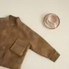 Jaqueta de Couro Marrom com Gola Alta para Meninos, Moda Primavera e Outono Estilo Motociclista Coreano Jaqueta Vintage Descolada