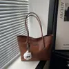 Bolso de mujer 2026 nuevo modelo primavera-verano, bolso tote simple de hombro, bolso de hombro de nicho de alta gama, comercio exterior