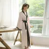 Estilo Rosa Levemente Luxuoso e Suave, Camisola com Acabamento em Cetim Brilhante, Detalhe em Contraste Preto, Modelo Longo com Amarração, Mangas Sino, Roupa de Casa 948