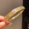 Pulsera de Hebilla de Flor de Zirconia Chapada en Oro Real de 18K Lujo Accesible Pulsera de Gama Alta Moda Sencilla Joyería de Mano Versátil para Mujeres