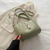 Bolso de mano estilo coreano, sencillo y versátil, con texturas para desplazamientos, primavera 2024.