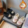 Sapatos de Couro para Meninas Primavera e Outono 2025 Nova Moda Sapatos de Princesa com Laço de Coração Sapatos de Bebê para Crianças de Tamanho Pequeno e Médio Modernos
