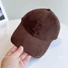Gorra de Béisbol con Parche de Letra Europeo y Americano para Hombres y Mujeres, Gorra de Pico Estilo Pareja, Gorra de Estudiante de Pana para Otoño e Invierno, Tendencia de Moda en Gorras