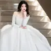 Vestido de Noiva de Cetim para Noivas 2026 Novo Estilo Manga Longa Vestido Principal com Textura de Alta Qualidade, Decote Ombro a Ombro Estilo Francês, Vestido com Cauda para Outono e Inverno