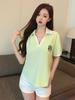 Polo de Ombro Direito Camiseta de Manga Curta Verão Feminino Design Solto Nicho Chic Top Curto Sexy Aprovação Direta da Fábrica