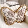 Almohada con Forma Retro con Relleno para Dormitorio, Ventana de Mirador y Sofá, con Patrón Floral de Mariposas Simple de Alta Gama