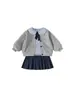 Roupa Bangxuan para crianças, conjunto de outono para meninas, estilo preppy, saia plissada, uniforme escolar para bebês meninas, conjunto de três peças para bebês e crianças pequenas