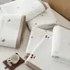 Cubrecama Acolchado de Algodón Arrugado de Doble Cara Estilo Coreano con Bordado, Juego de Tres Piezas, Suave y Amigable con la Piel para Dormir Directamente en la Cama