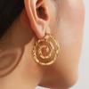 2 pendientes geométricos irregulares plisados esmerilados a juego con el diseño de nicho Sense Fashion para uso diario de mujer.