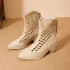 Botas Curtas Vazadas Chiques Estilo Europeu para Mulheres Nova Coleção Primavera/Verão 2026 Bico Redondo Salto Grosso Botas Finas Botas Versáteis Afuniladas