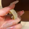 Anel Aberto de Zircônia Banhado a Ouro 18K Real com Renda Vazada e Pérola Anel para Dedo Indicador de Luxo Leve Acabamento de Alto Padrão Anel Exquisito