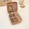 Caja de almacenamiento de joyas de cuero de alta calidad, pequeña, portátil, exquisita, nueva, para pendientes, collares, pulseras, caja de joyería al por mayor
