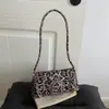 Moda Exquisita de Nicho de Alta Gama para Otoño 2026 Bolso Pequeño Cuadrado con Estampado de Leopardo, Simple y Elegante, de un Solo Hombro o de Mano