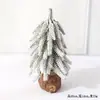 Nuevos Adornos Navideños de Árbol de Navidad con Cabeza Inclinada para Escritorio con Nieve Cayendo Regalos Mini Decoraciones de Cedro Diseño de Escena