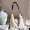 Bolso de felpa moteado retro de invierno de nicho estilo coreano, nueva colección 2026, de alta gama, moderno y con textura, bandolera con cadena