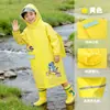 Impermeable infantil, diseño de dibujos animados en EVA, adecuado para estudiantes de primaria, con compartimento para mochila, diseñado para uso escolar y totalmente impermeable