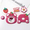 Urso de morango fofo rindo Gato Jingdang Acessórios de joias de borracha macia Capa de celular DIY Buraco para carteira de motorista Patche para sapatos