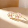 Pequeños y sencillos, estos pendientes florales en forma de gota, teñidos al aceite, ofrecen una estética dulce, fresca y delicada con un diseño único.