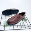 Zapatos de cuero para hombre al por mayor transfronterizos zapatos casuales cómodos cuero suave versátiles de negocios para hombre de mediana edad papá slip-on antideslizantes
