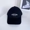 Boné de Baseball Bordado com Letras Elegante e Versátil para Mulheres, Novo Boné Tendência de Cor Sólida para Outono com Aba Curva, Chapéu de Sol para Proteção Solar ao Ar Livre