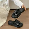 Novos Chinelos de Verão Estilosos com Solado Grosso Aumentadores de Altura Moda Outdoor Sandálias Plissadas Estilo Coreano Prata para Mulheres 2026