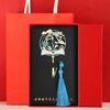 () Caja de Regalo con Marcapáginas Metálico para el Día del Maestro con Texto Grabado Estilo Chino, Presentando el Tema de las Enseñanzas de los Maestros Difundiéndose por el Mundo, Inspirada en los Productos Culturales y Creativos de la Ciudad Prohibida