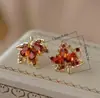 Pendientes de botón de hoja de arce rojo estilo japonés y coreano suave pendientes de nicho de moda retro pendientes de celebridad de Internet con temperamento elegante a la moda