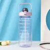 Garrafa de água esportiva estilosa de grande capacidade para entusiastas de fitness com canudo, copo de plástico portátil resistente a altas temperaturas