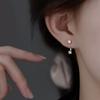 Pendientes pequeños y sencillos de perla hueca de plata s925 para mujer, pendientes sencillos y exquisitos avanzados, accesorios de moda de nicho que combinan con todo.
