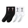 Calcetines de media pantorrilla para hombre, calcetines modernos en blanco y negro con diseño de estrella de cinco puntas y cruz, calcetines versátiles para pareja para hombres y mujeres, adecuados para comercio exterior y calcetines largos transfronterizos