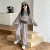 Conjunto Casual Duas Peças para Meninas Primavera e Outono Novo Estiloso Gola Alta Falso Conjunto de Moletom Duas Peças Estilo Esportivo Crianças Médias e Grandes Calças Compridas