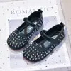 Sapatos de Cristal para Meninas 2026 Outono Novo Modelo Totalmente Strass Vazado Sapatos de Princesa para Crianças Maiores Rasos Modernos Sapatos de Couro para Crianças
