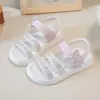 Sandalias para Niña Estilo Verano 2026 Nuevas de Verano Versátiles Zapatos de Princesa Sandalias para Niños de Suela Suave Zapatos de Playa para Exteriores para Niña