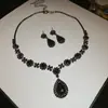 Conjunto de Brincos Quadrados Cravejados de Diamante e Colar de Duas Peças, Fashion, Leve, Colar Luxuoso e de Alta Qualidade, Conjunto de Joias Elegante e Versátil