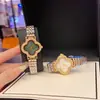 Nuevo Trébol de Cuatro Hojas Esfera Estrellada Full Diamante Moda Correa de Cuero para Mujer Reloj de Cuarzo de Tres Agujas Correa de Acero Reloj Venta al por Mayor