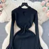 Otoño e Invierno Viento Suave Vestido Base Interior Suéter Diseño Femenino Hueco en la Cintura Manga de Trompeta Elegante Vestido de Punto
