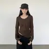 Camiseta Retrô Chique Estilo Coreano com Gola Henley de Manga Longa Feminina Outono Design Moderno Slim Fit Valoriza a Silhueta Camada Base
