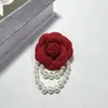 Broche de flor de camelia y perla estilo Chanel, pin de tela tridimensional, accesorio de alta gama, venta al por mayor