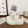 Zapatillas blancas de suela gruesa para mujer, nuevo diseño de tendencia de nicho para primavera y otoño 2026, zapatos deportivos casuales para estudiantes
