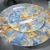Villa de jade azul natural importado, con una sala de estar hueca con pared de fondo de cristal azul, una mesa de centro de mármol hecha a medida y una pantalla de entrada de jade.