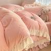 Juego de cama de cuatro piezas de terciopelo coral de leche engrosado de doble cara, ropa de cama de franela de invierno, falda de cama más gamuza, sábanas, funda de edredón