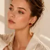 Accesorios de moda europeos y americanos aretes de perla grandes en forma de corazón de acero inoxidable oro de 18k nicho vintage transfronterizos aretes personalizados para mujer