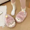 Bonitas pantuflas de algodón con forma de estrella de dibujos animados para mujer, adecuadas para usar en exteriores en invierno, proporcionando calidez, resistencia al deslizamiento y una suela gruesa para un uso interior cómodo