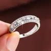 Anillo de gota de agua de lujo ligero transfronterizo con pavé de diamante y circonita cúbica micro-engastada estilo Ins versátil para el día a día anillo para el dedo índice