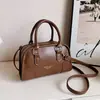 Design único, bolsa Boston color block para mulheres, com um padrão de letras simples, com um pingente, adequada para o trajeto diário e uso casual, pode ser carregada como bolsa de mão, bolsa de ombro ou bolsa transversal