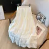 Foto real de saia feminina de tule com babados, novo estilo outono e inverno de 2026, cintura alta, corte A solto, saia longa volumosa