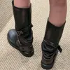 Estação Europeia 2026 Outono/Inverno Novas Botas Femininas de Cano Médio em Couro Genuíno Estilo Retrô Cor Queimada Desgastada com Fivela Empilhada