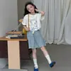 Conjuntos de Verano para Niñas, Conjunto Súper Elegante, Nuevo Modelo 2026, Camiseta de Manga Corta Infantil, Conjunto de Dos Piezas de Falda Corta de Mezclilla de Verano