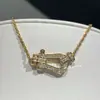 Collar con Hebilla de Herradura Completa de Diamantes Estilo Cuerda Fred Versión Alta Chapado en Plata de Ley Oro de 18K Colgante de Oro V Cadena de Cuerda Retorcida con Diamantes